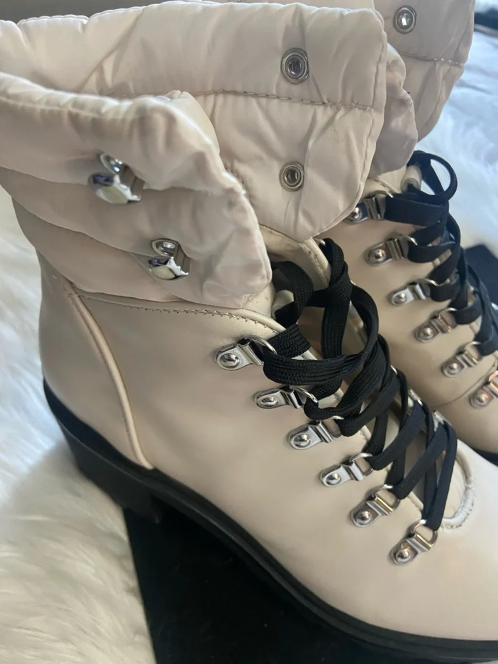 Nine West Sz 9 White Lace-Up Quilted Ankle Boots with Black Laces - Picture 7 of 8